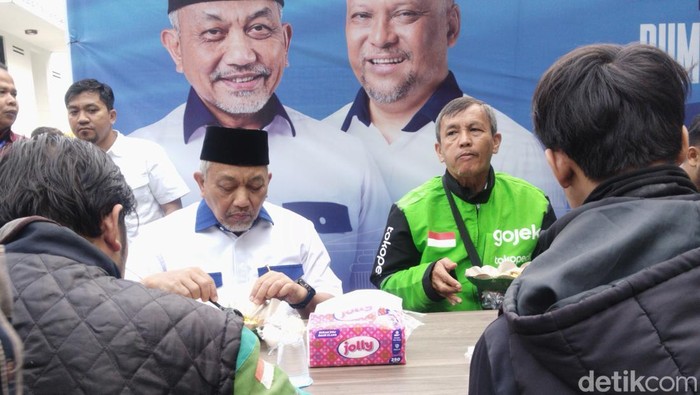 Cagub Jabar Ahmad Syaikhu saat sarapan bareng warga Bandung