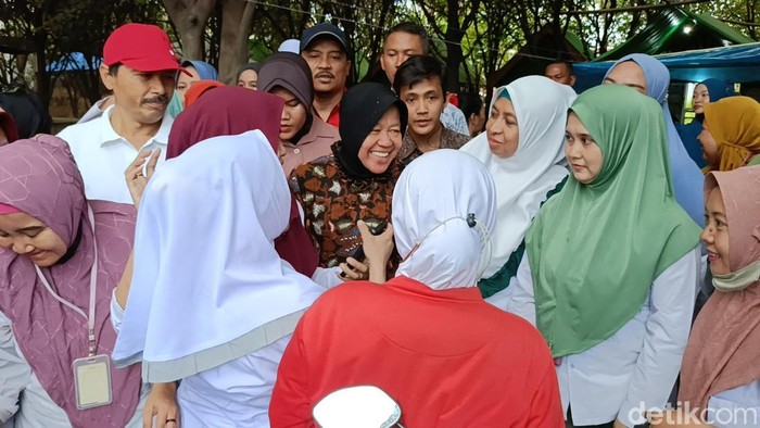 Cagub Jatim Tri Rismaharini menemui buruh pabrik tekstil di Kota Probolinggo.