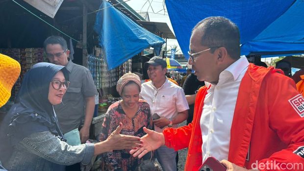 Cagub Sulsel, Danny Pomanto menyapa pedagang di Pasar Lambarese Luwu Timur.