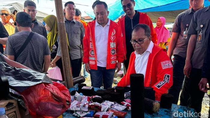 Cagub Sulsel, Danny Pomanto menyapa pedagang di Pasar Lambarese Luwu Timur.