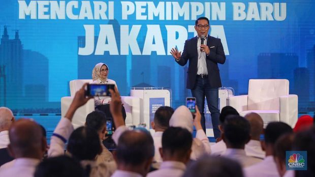 Calon Gubernur Jakarta nomor urut 01, Ridwan Kamil menyampaikan pemaparan dalam acara KADIN DKI Jakarta mencari pemimpin DKJ di Menara Bank Mega, Jakarta, Rabu (6/11/2024). (CNBC Indonesia/Faisal Rahman)