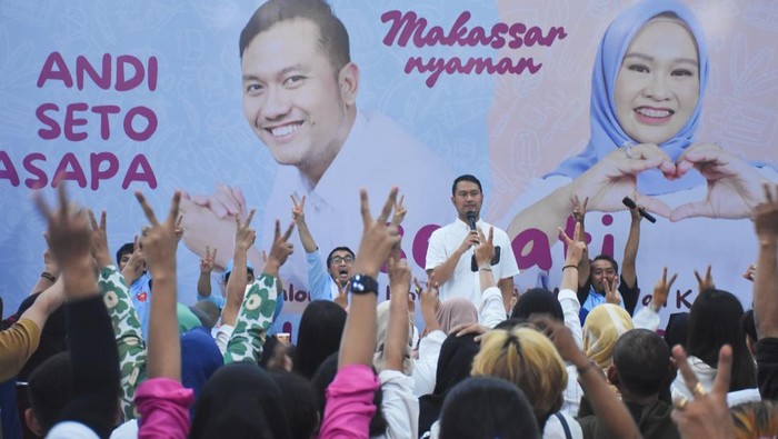 Calon Wali Kota Makassar, Andi Seto Asapa memotivasi ribuan saksi TPS.