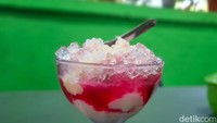 Setelah puas makan besar, jangan lupa memesan es pisang ijo. Sajiannya disusun dengan cantik melalui lapisan warna yang saling bertumpu. Foto: detikcom/Diah Afrilian