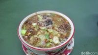 Kuahnya terasa pekat rempahnya. Kemiri yang dominan membuat coto Makassarnya tampak keruh, agak creamy, dan gurih di lidah. Foto: detikcom/Diah Afrilian