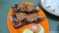 Beralih pada bintang utamanya, ada Narkoba yang menjadi andalan. Konro bakar yang tebal, empuk, dan juicy dipadukan dengan sambal kacang dan nasi putih hangat. Foto: detikcom/Diah Afrilian