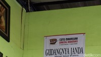 Ketika memasuki tempat makannya kamu akan melihat banner bertuliskan menu coto Makassar. Namanya dimulai dengan janda yang artinya jantung dan daging. Foto: detikcom/Diah Afrilian