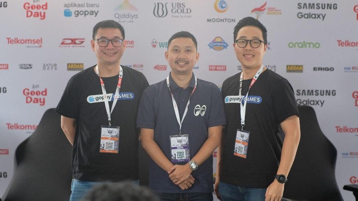 Dari kiri ke kanan  Head of Product Marketing Online Payments GoPay Rudy Tantyo,  Esports Sponsorship Manager Moonton Indonesia Fauzan Alpha Andros, Head of Online Payments & B2B GoPay Stephen Angkiriwang di acara MPL Playoffs di Bandung (28/10).