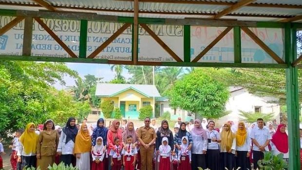 Dinas Pendidikan Sergai bersama anak sekolah di salah satu kegiatan