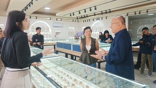 Direktur Komersial ITDC, Troy Reza Warokka, meninjau ritel Lipco Jewelry di depan Bazar Mandalika, Lombok Tengah, NTB, Rabu (6/11/2024). (Edi Suryansyah/detikBali)