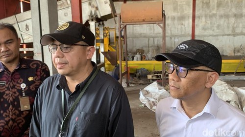 Direktur Pengolahan Sampah Kementerian LH, Novrizal Tahar (kiri) dan Staf Ahli Bidang Persampahan Kementerian LH, Bagus Hariyanto (kanan). (Rizki Setyo)