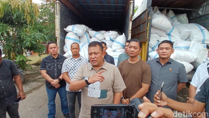 Ditreskrimsus Polda Riau dan Polda Kepri gerebek gudang pakaian bekas impor ilegal di Batam. (Foto: Alamudin Hamapu/detikSumut).