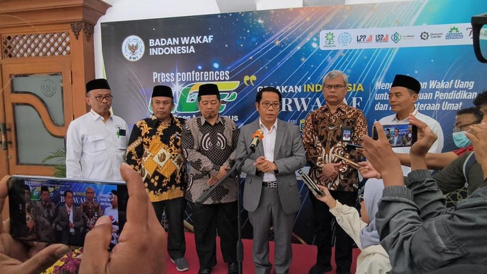 Dokumentasi pertemuan BWI dengan UNS dalam rangka kerjasama penyaluran dana wakaf.