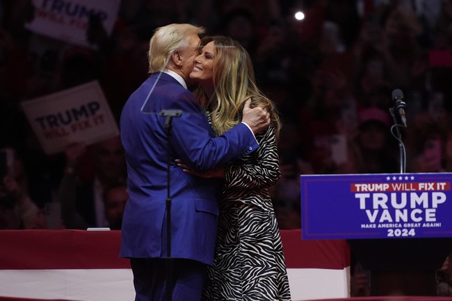 Pada akhirnya, Donald Trump dan Melania saling berciuman walau hanya di bagian pipi, tidak seperti wakil presidennya, JD Vance, dan istrinya. (Foto: Michael M. Santiago/Getty Images)