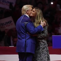 Pada akhirnya, Donald Trump dan Melania saling berciuman walau hanya di bagian pipi, tidak seperti wakil presidennya, JD Vance, dan istrinya. (Foto: Michael M. Santiago/Getty Images)