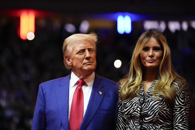Sempat viral video yang memperlihatkan presiden ke-45 AS itu mencoba mencium pipi istrinya, tapi Melania terlihat seperti menghindar.  (Foto: AP Photo/Evan Vucci)