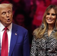 Melania muncul dalam balutan coat-dress stylish motif zebra dari Michael Kors. Namun, bukan penampilan mantan model majalah dewasa itu yang menjadi sorotan. (Foto: AP Photo/Evan Vucci)