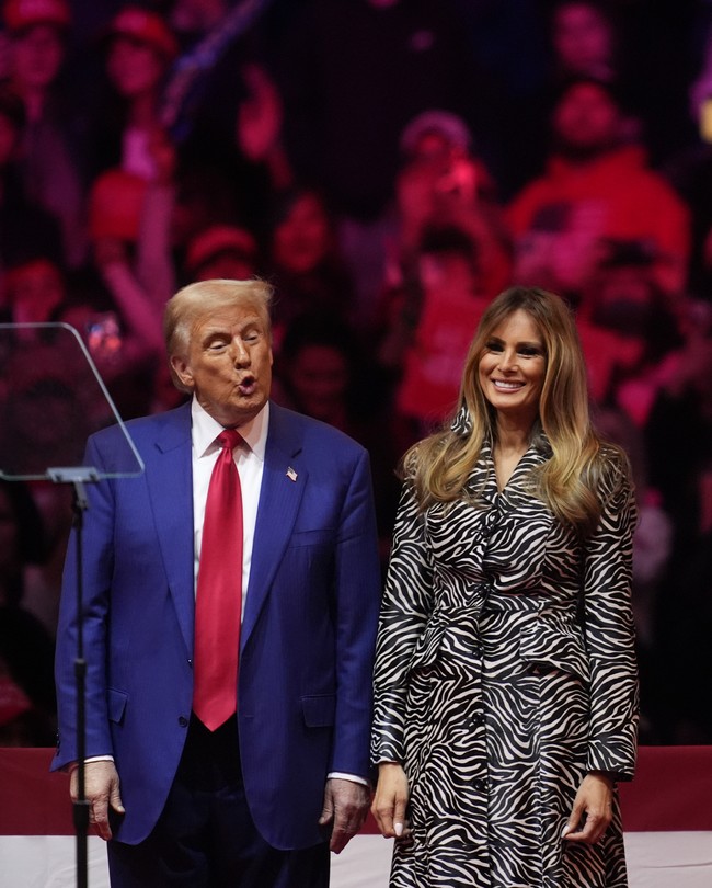 Sebelum menang pilpres AS, Donald Trump sempat berkampanye di Madison Square Garden, New York City, pekan lalu. Secara mengejutkan, istrinya, Melania Trump, tiba-tiba muncul di panggung. (Foto: AP Photo/Evan Vucci)
