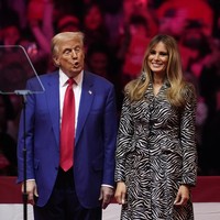 Sebelum menang pilpres AS, Donald Trump sempat berkampanye di Madison Square Garden, New York City, pekan lalu. Secara mengejutkan, istrinya, Melania Trump, tiba-tiba muncul di panggung. (Foto: AP Photo/Evan Vucci)