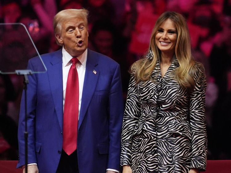 Foto Cipika-cipiki Kaku Donald-Melania Trump, Diolok-olok Jimmy Kimmel