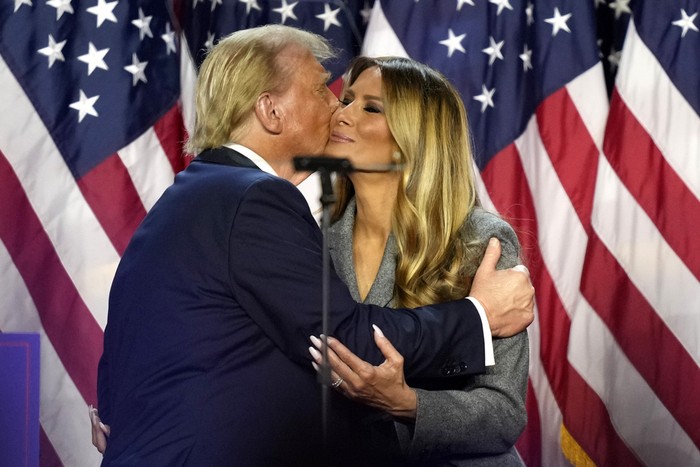 Calon presiden dari Partai Republik, mantan Presiden Donald Trump, mencium mantan ibu negara Melania Trump di malam pemilu di Palm Beach Convention Center, Rabu, 6 November 2024, di West Palm Beach, Florida