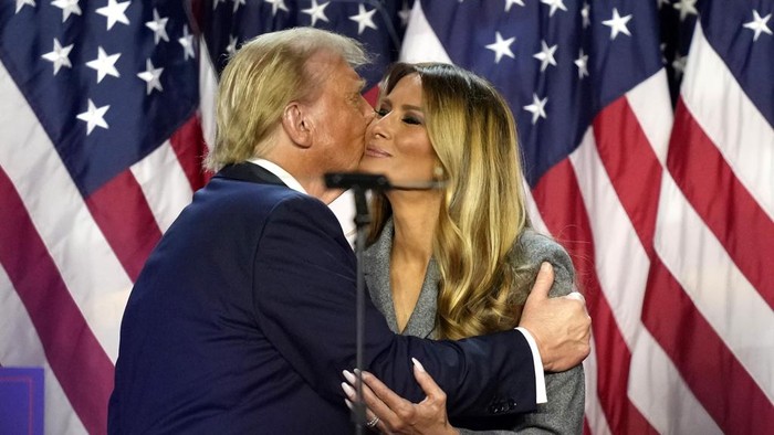 Donald Trump dan Melania Trump di Malam Pilpres 2024 Calon presiden dari Partai Republik, mantan Presiden Donald Trump, mencium mantan ibu negara Melania Trump di malam pemilu di Palm Beach Convention Center, Rabu, 6 November 2024, di West Palm Beach, Florida