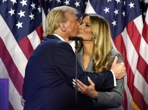 Donald Trump Peluk & Cium Melania Trump Saat Pidato Klaim Menang Pilpres AS