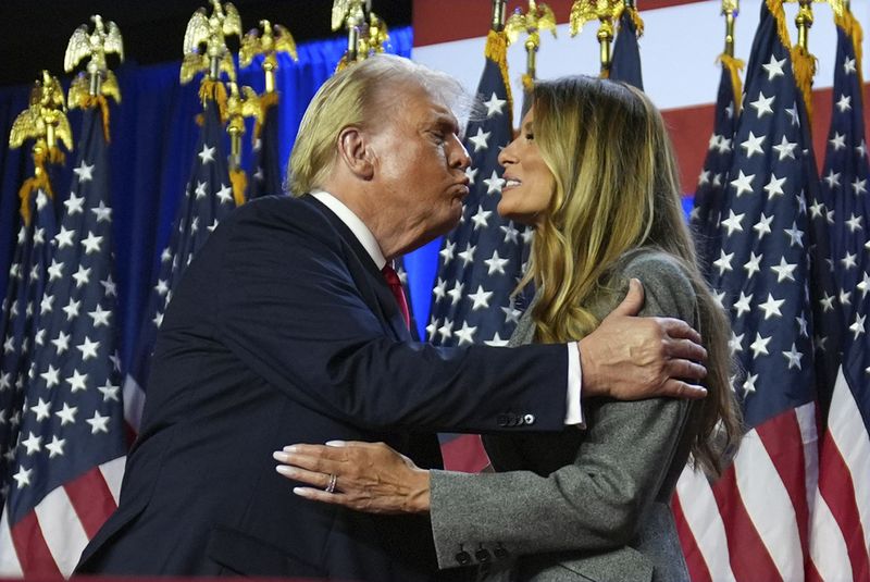 Calon presiden dari Partai Republik, mantan Presiden Donald Trump, mencium mantan ibu negara Melania Trump di malam pemilu di Palm Beach Convention Center, Rabu, 6 November 2024, di West Palm Beach, Florida