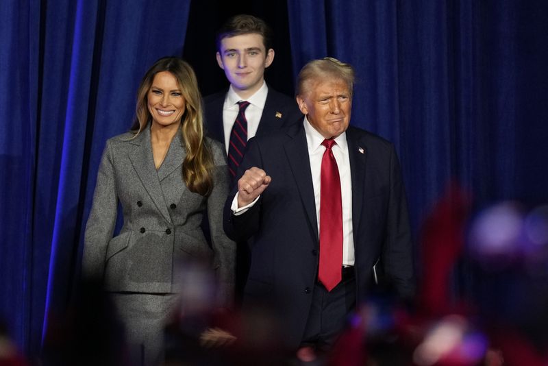 Calon presiden dari Partai Republik, mantan Presiden Donald Trump, mencium mantan ibu negara Melania Trump di malam pemilu di Palm Beach Convention Center, Rabu, 6 November 2024, di West Palm Beach, Florida