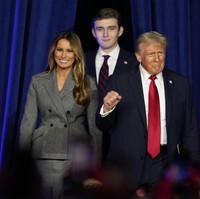 Darren Stanton mengungkapkan bahwa senyum yang ditampilkan Melania saat berdiri di samping Donald Trump bukanlah senyum tulus. “Ia tersenyum di atas panggung tetapi tampaknya itu adalah senyum palsu. Ia tersenyum karena ia harus melakukannya, bukan karena naluri,” ungkap Darren, seperti dikutip dari Mirror. Foto: AP/Evan Vucci