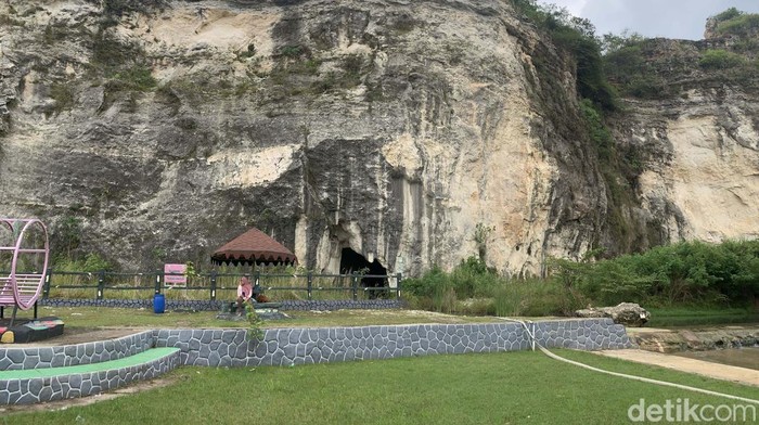 Goa Lalay di Klapanunggal, Bogor menyajikan keindahan alam eksotis. Destinasi ini mengubah bekas tambang batu kapur menjadi wisata alam.