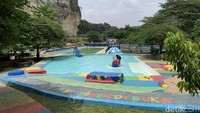 Destinasi wisata ini dilengkapi dengan kolam renang alami berwarna biru.  