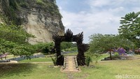 Lokasi ini merupakan hasil transformasi dari area bekas tambang liar yang kini disulap menjadi destinasi wisata ramah lingkungan.  