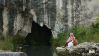 Pengunjung menikmati keindahan alam di Goa Lalay, Kecamatan Klapanunggal, Kabupaten Bogor, Jawa Barat, Rabu (06/11/2024).  