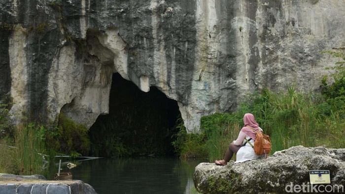 Goa Lalay di Klapanunggal, Bogor menyajikan keindahan alam eksotis. Destinasi ini mengubah bekas tambang batu kapur menjadi wisata alam.