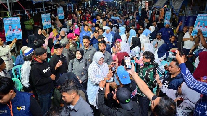 Emak-emak antusias menyambut kampanye pasangan calon nomor urut 2, Andi Sudirman Sulaiman-Fatmawati Rusdi (Andalan Hati) di Pasar Sentral Sudu, Kabupaten Enrekang.