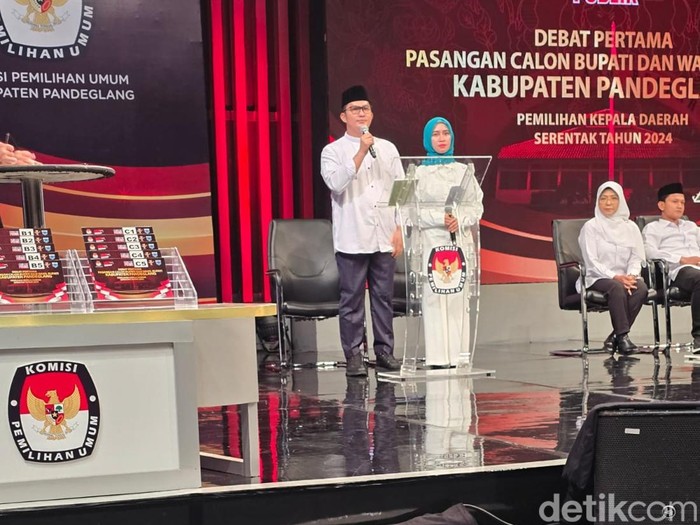 Fitron Nur Ikhsan saat menyampaikan visi-misi pada acara debat perdana Cabup-cawabup Pandeglang. (Aris Rivaldo/detikcom)