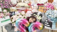 Sambil memeluk balon angka 22, Fuji memperlihatkan banyaknya kado dan bunga yang didapat saat ulang tahun. (Foto: dok Instagram)