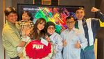 Fuji Ultah ke-22, Dapat Kado dan Bunga Segunung