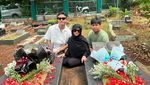 Fuji Ultah ke-22, Dapat Kado dan Bunga Segunung