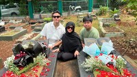 Fuji ziarah ke makam kakaknya, Bibi Ardiansyah, dan iparnya, Vanessa Angel, setelah ulang tahun. Kebetulan sehari setelah hari bahagianya yang jatuh 3 November merupakan momen meninggalnya Bibi dan Vanessa. (Foto: dok Instagram)