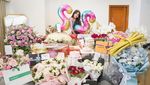 Fuji Ultah ke-22, Dapat Kado dan Bunga Segunung