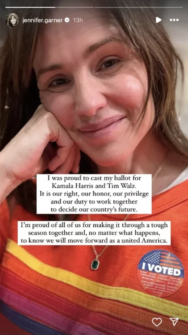 Jennifer Garner mengunggah foto selfie ke Instagram Story usai ikut dalam pemilihan suara AS. Mantan istri Ben Affleck itu tampak memakai stiker ‘I Voted’ yang ditempel di kausnya. “Saya sangat bangga memberikan suara saya untuk Kamala Harris dan Tim Walz. Ini adalah hak kita, kehormatan kita, keistimewaan kita, dan kewajiban kita untuk bekerja bersama dalam memutuskan masa depan negara kita,” tulisnya pada keterangan unggahannya.  Foto: Dok. Instagram