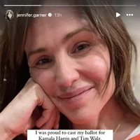 Jennifer Garner mengunggah foto selfie ke Instagram Story usai ikut dalam pemilihan suara AS. Mantan istri Ben Affleck itu tampak memakai stiker ‘I Voted’ yang ditempel di kausnya. “Saya sangat bangga memberikan suara saya untuk Kamala Harris dan Tim Walz. Ini adalah hak kita, kehormatan kita, keistimewaan kita, dan kewajiban kita untuk bekerja bersama dalam memutuskan masa depan negara kita,” tulisnya pada keterangan unggahannya.  Foto: Dok. Instagram