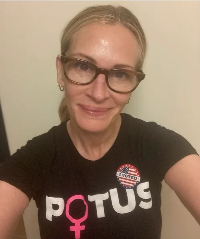 Julia Roberts memamerkan foto selfie usai mengikuti Pemilu AS. Bintang film Pretty Woman itu memakai kaus bertuliskan POTUS dan simbol perempuan berwana merah muda. Dengan busananya itu Roberts menunjukkan dia mendukung Kamala Harris menjadi presiden. Foto: Dok. Instagram
