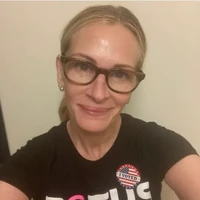 Julia Roberts memamerkan foto selfie usai mengikuti Pemilu AS. Bintang film Pretty Woman itu memakai kaus bertuliskan POTUS dan simbol perempuan berwana merah muda. Dengan busananya itu Roberts menunjukkan dia mendukung Kamala Harris menjadi presiden. Foto: Dok. Instagram