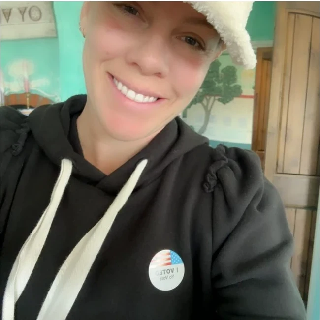 Penyanyi Pink bergaya selfie dengan wajah nyaris tanpa makeup, memakai topi dan sweater berhiaskan stiker I Voted. Pink mendukung Kamala Harris sebagai calon Presiden Amerika Serikat. Foto: Dok. Instagram