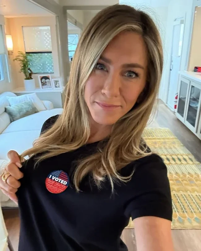 Jennifer Aniston memposting swafoto dengan memamerkan stiker I Voted.’ Dia menuliskan keterangan pada unggahannya bahwa bintang serial Friends itu mendukung Kamala Harris. Hari ini saya tidak hanya memilih akses ke layanan kesehatan, kebebasan reproduksi, hak yang setara, sekolah yang aman, dan ekonomi yang adil, tetapi juga untuk KEWARASAN dan KEBAIKAN MANUSIA, tulisnya.  Foto: Dok. Instagram