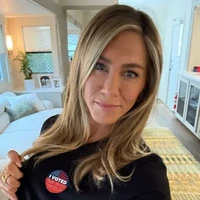 Jennifer Aniston memposting swafoto dengan memamerkan stiker I Voted.’ Dia menuliskan keterangan pada unggahannya bahwa bintang serial Friends itu mendukung Kamala Harris. Hari ini saya tidak hanya memilih akses ke layanan kesehatan, kebebasan reproduksi, hak yang setara, sekolah yang aman, dan ekonomi yang adil, tetapi juga untuk KEWARASAN dan KEBAIKAN MANUSIA, tulisnya.  Foto: Dok. Instagram