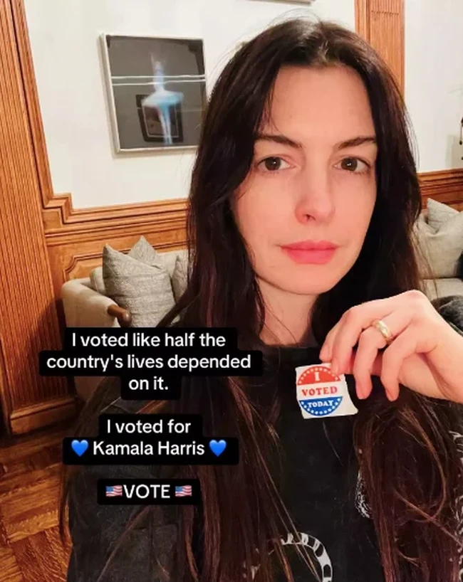 Anne Hathaway memamerkan foto selfie sekaligus menyatakan dukungannya pada Kamala Harris di Pemilu AS. Saya memilih seolah-olah setengah nyawa penduduk negara ini bergantung padanya. Saya memilih Kamala Harris. PILIHLAH, tulis bintang The Princess Diaries itu dalam keterangan unggahannya. Foto: Dok. Instagram