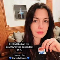 Anne Hathaway memamerkan foto selfie sekaligus menyatakan dukungannya pada Kamala Harris di Pemilu AS. Saya memilih seolah-olah setengah nyawa penduduk negara ini bergantung padanya. Saya memilih Kamala Harris. PILIHLAH, tulis bintang The Princess Diaries itu dalam keterangan unggahannya. Foto: Dok. Instagram